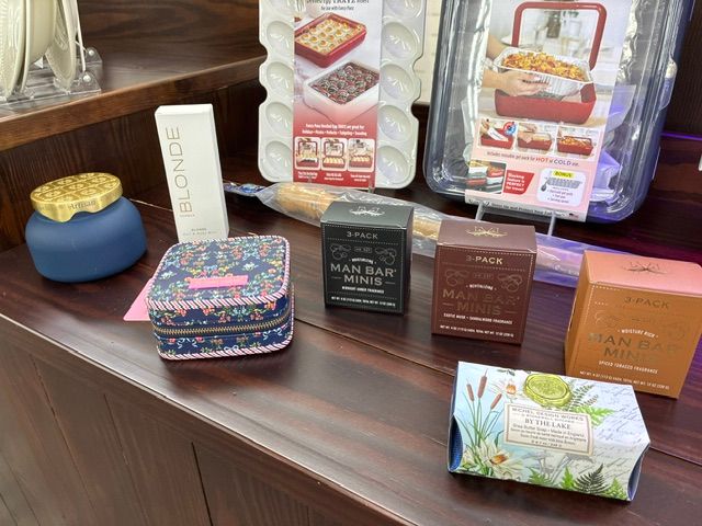 Madeleine Lovett & Jack Klaassen registry gift selection 5